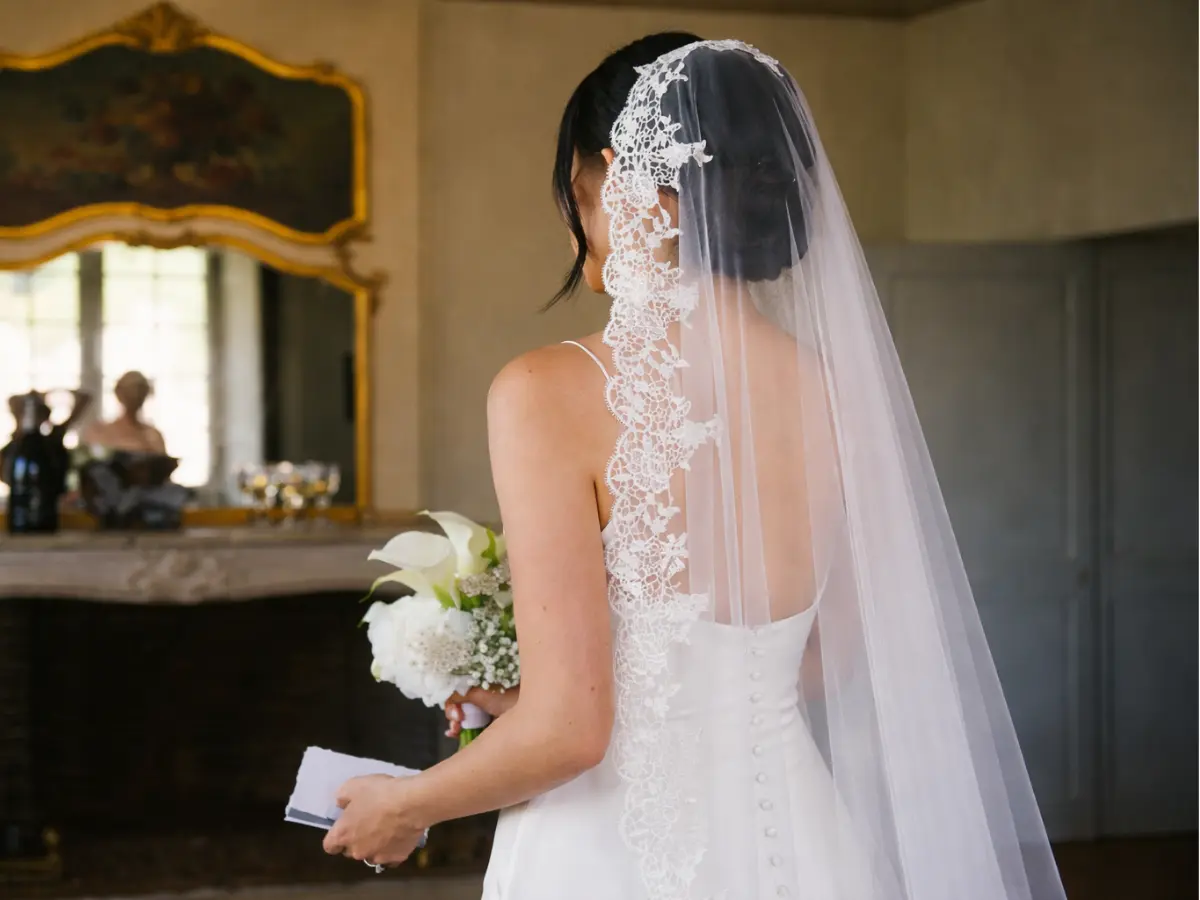 Véu de noiva com renda aplicada em uma lateral do penteado
