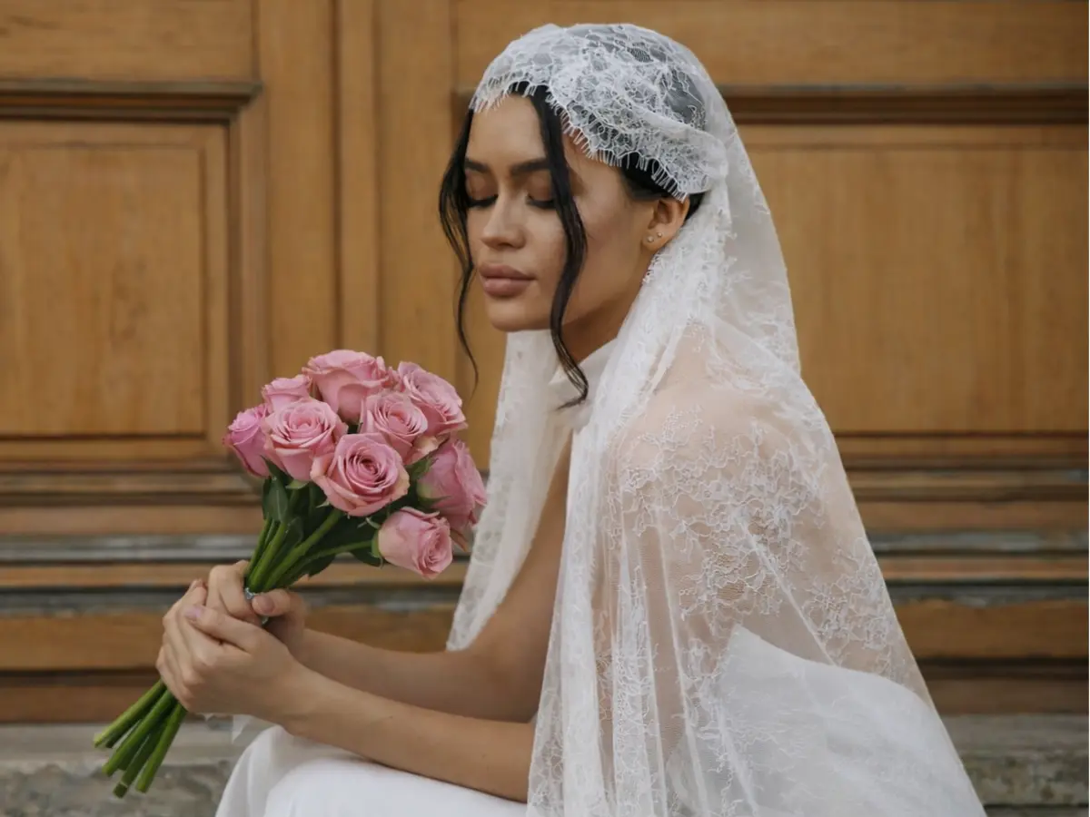 Véu mantilha de renda apoiado sobre a cabeça da noiva