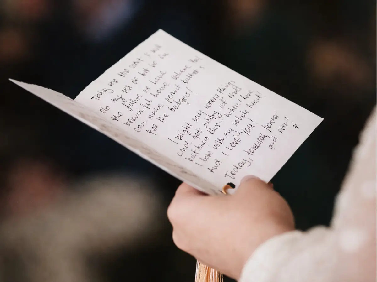 Close nos votos de casamento escritos à mão sendo lidos